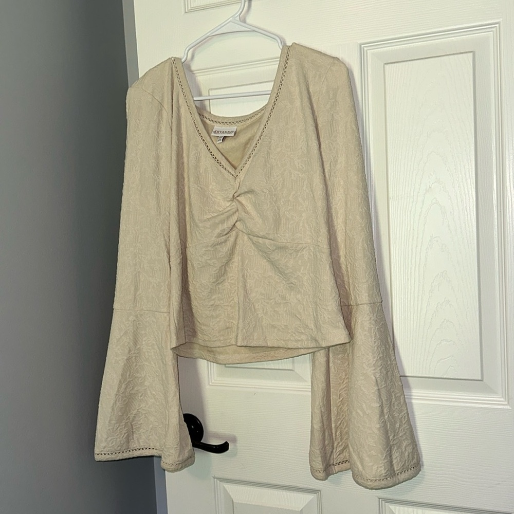 Cream Bell bottom sleeve blouse